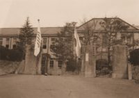当時の正門と校舎